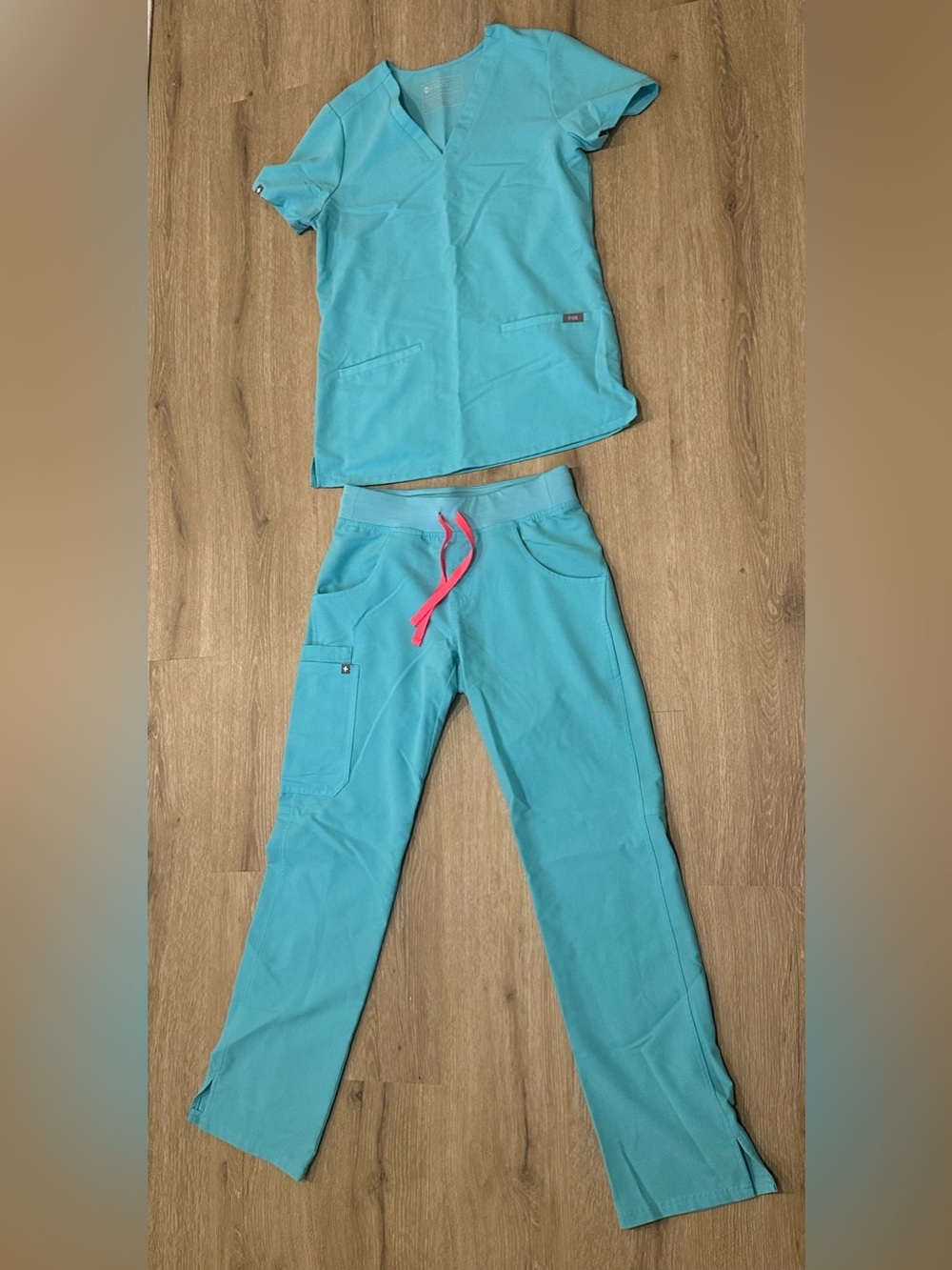 FIGS Scrubs Set